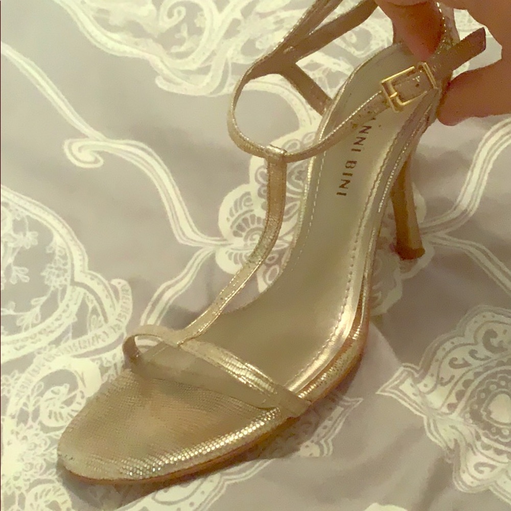 Super classy gold t-strap heels!